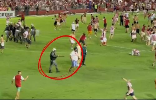 
          Imagem ilustrativa da imagem Perseguição e violência: PM agride torcedor do Náutico na festa do acesso à Série B
          