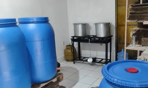 
          Imagem ilustrativa da imagem Sócios em fábrica clandestina de bebidas em San Martin vão para o Cotel
          