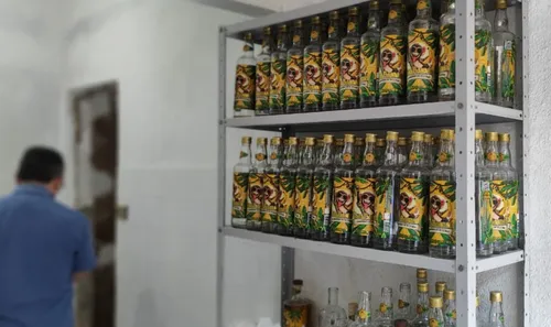 
          Imagem ilustrativa da imagem Sócios em fábrica clandestina de bebidas em San Martin vão para o Cotel
          