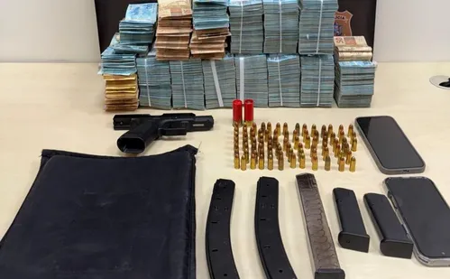 
          Imagem ilustrativa da imagem Polícia apreende R$ 1 milhão em espécie e prende dois suspeitos no ES
          