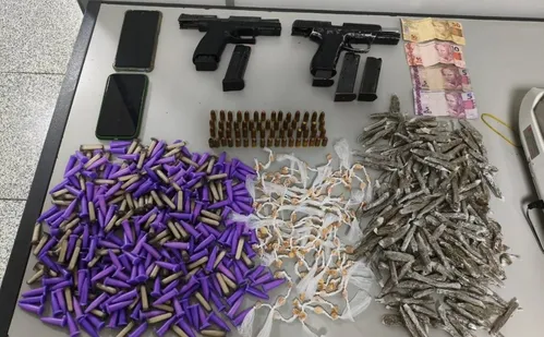 
          Imagem ilustrativa da imagem Polícia apreende drogas e armas em meio à guerra do tráfico na Serra
          