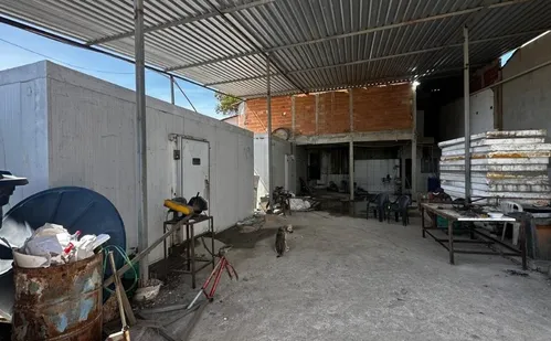 
          Imagem ilustrativa da imagem Polícia flagra furto de energia em empresa de sucatas e em fábrica de gelo na Serra
          