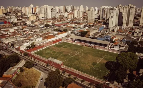 
          Imagem ilustrativa da imagem Polícia investiga desvio milionário no estádio do gol mais bonito de Pelé
          