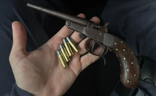 
          Imagem ilustrativa da imagem Polícia localiza adolescente desaparecida no Noroeste e prende homem de 22 anos
          