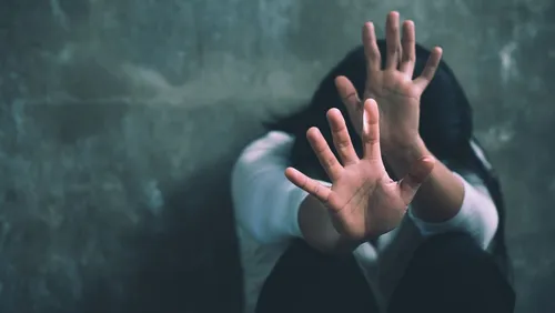 
          Imagem ilustrativa da imagem Polícia prende pai e madrasta suspeitos de violência sexual contra menor em PE
          