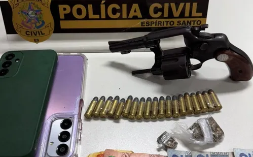 
          Imagem ilustrativa da imagem Polícia prende quatro suspeitos e apreende drogas e arma em Pedro Canário
          