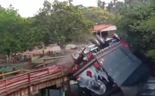 
          Imagem ilustrativa da imagem Ponte de madeira desaba e caminhão cai dentro de rio no Maranhão
          