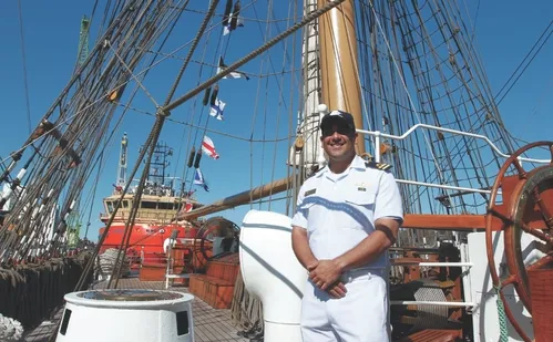 
          Imagem ilustrativa da imagem Por dentro de um veleiro da Marinha em Vitória
          