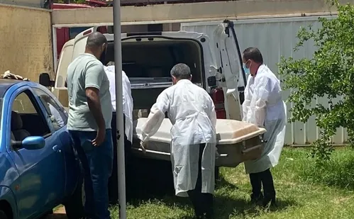 
          Imagem ilustrativa da imagem Presa por matar namorado com 40 tesouradas pode também ter matado ex-marido
          