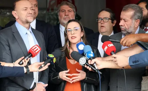 
          Imagem ilustrativa da imagem Presidenta do PSOL tem visto cancelado pelos Estados Unidos
          