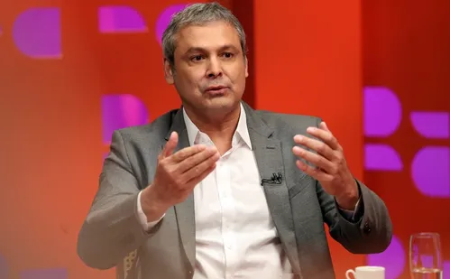 
          Imagem ilustrativa da imagem Prisão domiciliar de Bolsonaro é freio necessário até julgamento, diz líder do PT
          