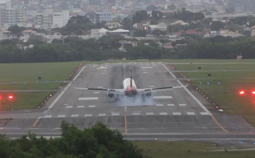 
          Imagem ilustrativa da imagem Variação de mais de 1.000% em passagens aéreas para o verão
          