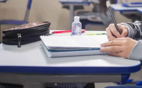 
          Imagem ilustrativa da imagem Professor é investigado por ameaçar alunos com arma ao ser atingido por bolinha
          