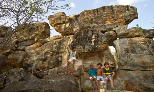 
          Imagem ilustrativa da imagem Quando o passado pesa, mas o futuro insiste: a reinvenção de Floresta
          