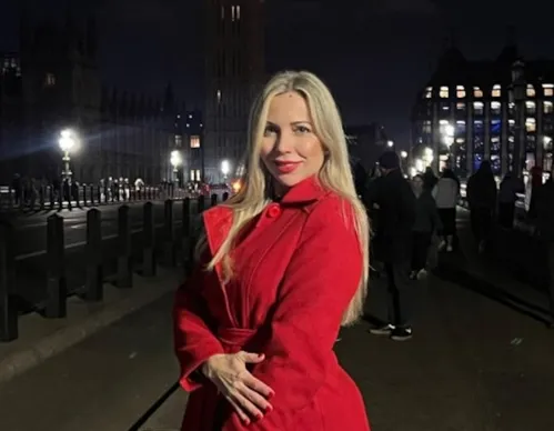 
          Imagem ilustrativa da imagem Quem é Daniele Barreto, médica acusada de mandar matar o marido que foi encontrada morta em cela
          