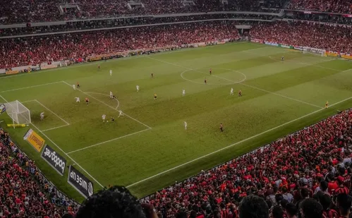 
          Imagem ilustrativa da imagem Rafael é expulso, Jandrei perde pênalti, e Athletico elimina o São Paulo
          