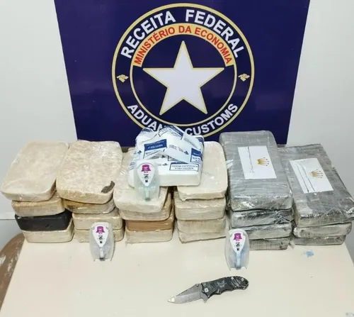 
          Imagem ilustrativa da imagem Receita Federal apreende R$ 3,4 milhões em cocaína e pasta base no Grande Recife
          