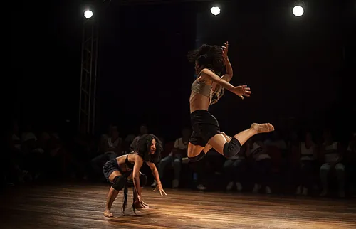 
          Imagem ilustrativa da imagem Recife se transforma em palco vivo com o 28º Festival Internacional de Dança
          