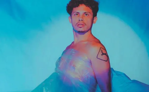 
          Imagem ilustrativa da imagem Reflexões no palco com Silvero Pereira neste domingo
          