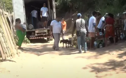 
          Imagem ilustrativa da imagem Reintegração de posse começa e famílias são obrigadas a deixar casas em Vila Velha
          