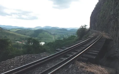 
          Imagem ilustrativa da imagem Renovação da FCA: Findes critica acordo de R$ 28 bilhões para ferrovia
          