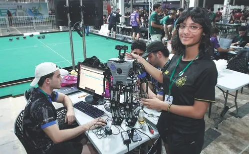 
          Imagem ilustrativa da imagem Robótica avança nas escolas e desperta a criatividade de alunos
          