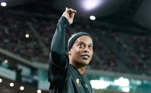 
          Imagem ilustrativa da imagem Ronaldinho Gaúcho entregará Bola de Ouro hoje, em Paris
          