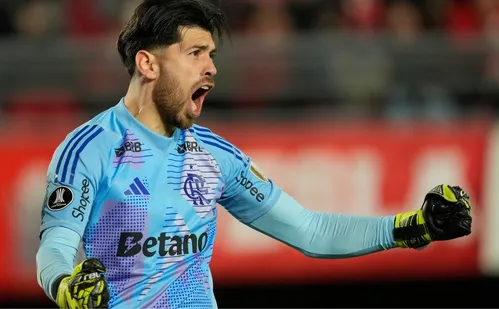 
          Imagem ilustrativa da imagem Rossi brilha nos pênaltis, Fla vence Estudiantes e vai à semi da Libertadores
          