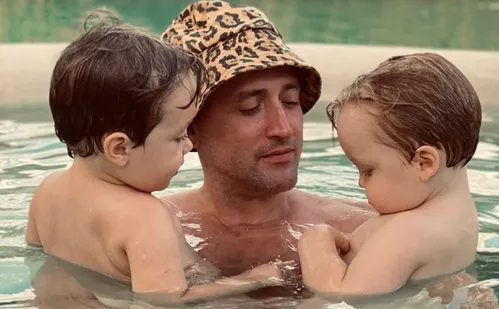 
          Imagem ilustrativa da imagem Roupas e acessórios de Paulo Gustavo vão a leilão; dinheiro será doado
          