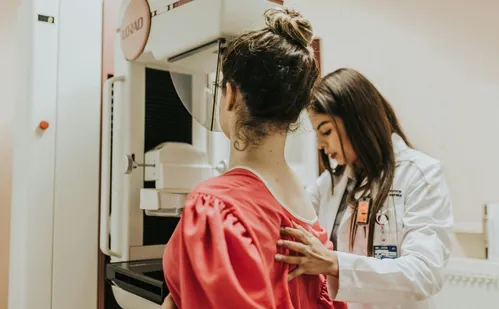 
          Imagem ilustrativa da imagem SUS garante mamografia para mulheres a partir dos 40 e amplia rastreamento
          