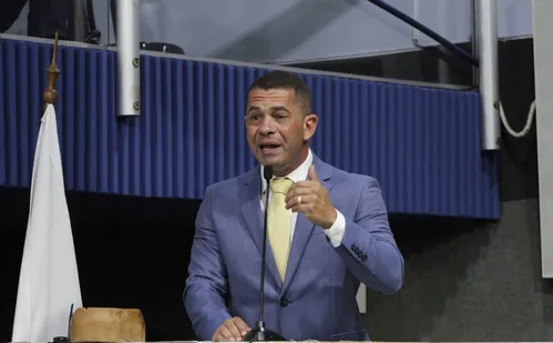 
          Imagem ilustrativa da imagem Saída de Goggi do partido é estratégica
          