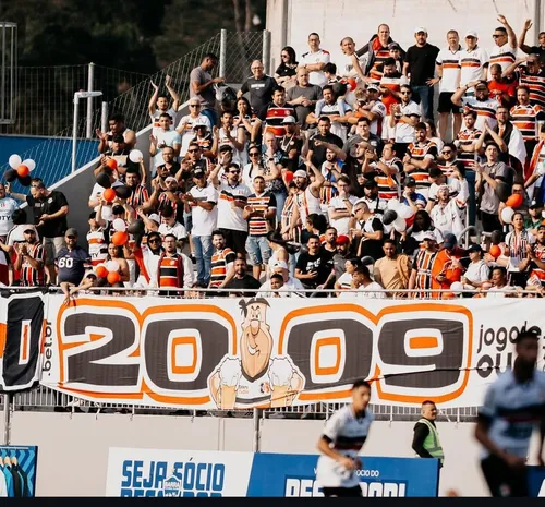 
          Imagem ilustrativa da imagem Santa  Cruz empata com Barra (SC) e deixa escapar o título da Série D
          