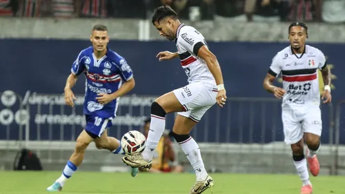 
          Imagem ilustrativa da imagem Santa Cruz sofre, resiste e canta alto: está na final da Série D
          