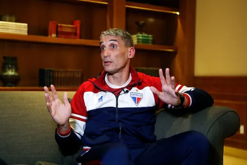 
          Imagem ilustrativa da imagem Santos chega a acordo para assinar com Vojvoda após recusa de Sampaoli
          