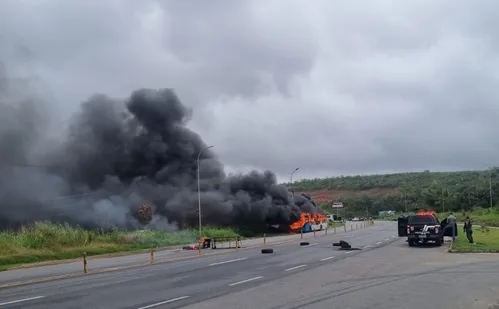 
          Imagem ilustrativa da imagem Segundo ônibus é incendiado na Serra após morte de suspeito em confronto com a PM
          