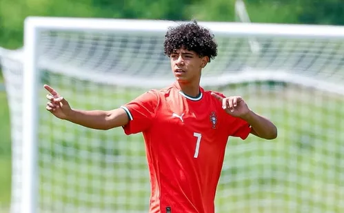 
          Imagem ilustrativa da imagem Seleção portuguesa sub-16 convoca filho de Cristiano Ronaldo
          