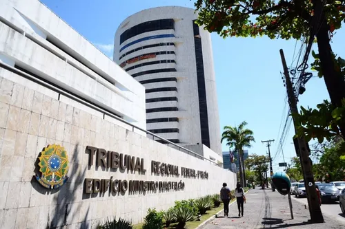 
          Imagem ilustrativa da imagem Servidora pública trans consegue na Justiça direito de se aposentar como mulher
          