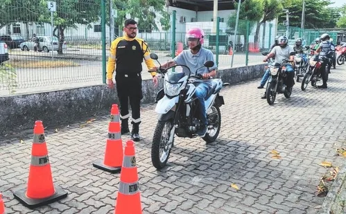 
          Imagem ilustrativa da imagem Sindicato das Autoescolas: “Mudança na CNH pode tirar três mil empregos"
          