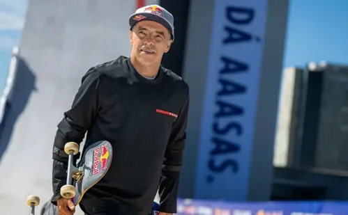 
          Imagem ilustrativa da imagem VÍDEO | Skatista quebra recorde mundial ao descer rampa de 70 metros
          