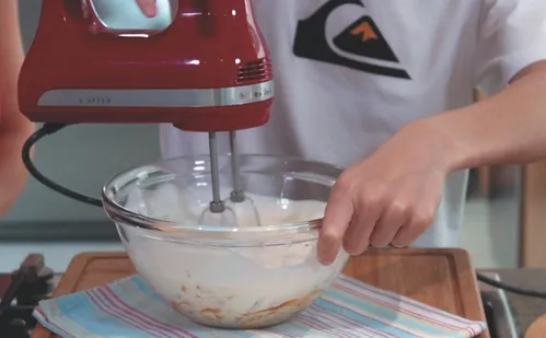 
          Imagem ilustrativa da imagem Sorvete de doce de leite para fazer com a criançada
          