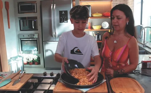 
          Imagem ilustrativa da imagem Sorvete de doce de leite para fazer com a criançada
          