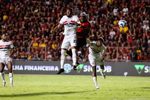 
          Imagem ilustrativa da imagem Sport abre vantagem, mas deixa o São Paulo empatar no fim
          