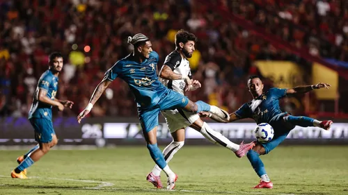 
          Imagem ilustrativa da imagem Sport quebra jejum e vence o Corinthians na Ilha do Retiro após dois gols anulados
          