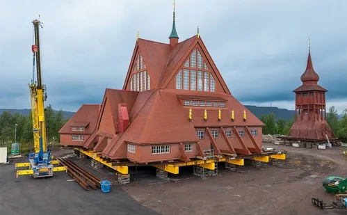 
          Imagem ilustrativa da imagem Suécia muda igreja de lugar para salvar construção de afundamento por mineração
          
