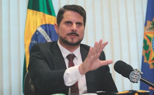 
          Imagem ilustrativa da imagem Suplente não irá assumir mandato em meio a licença de Marcos do Val
          