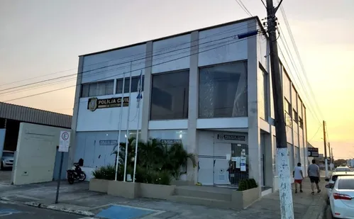 
          Imagem ilustrativa da imagem Homem se entrega à equipe da Guarda durante prisão de mulher em Linhares
          