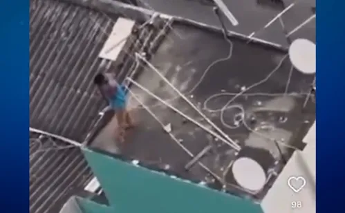 
          Imagem ilustrativa da imagem Suspeito de roubar bicicleta sobe em terraço de prédio pra fugir de agressões
          