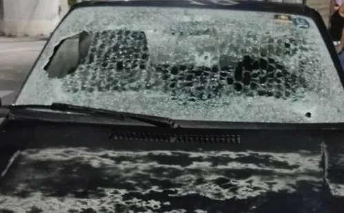 
          Imagem ilustrativa da imagem Suspeitos invadem carro para armar emboscada e troca de tiros deixa ferido na Serra
          