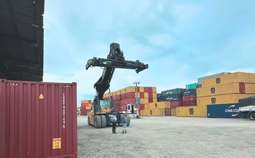 
          Imagem ilustrativa da imagem Tarifaço de Trump: empresários retomam negócios e descartam demissões
          