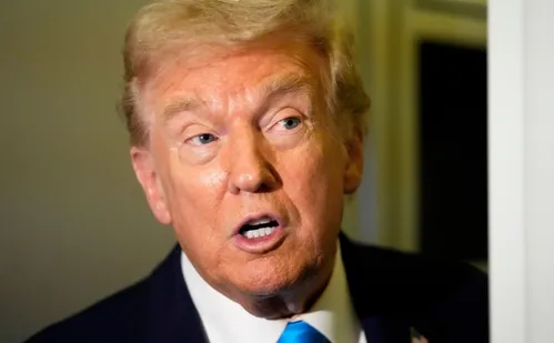 
          Imagem ilustrativa da imagem Tarifas podem ser negociadas muito rapidamente, diz Trump sobre reunião com Lula
          